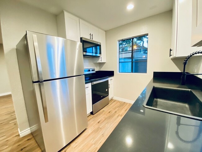 Foto del edificio - Beautifully remodeled spacious 1 Bedroom r...