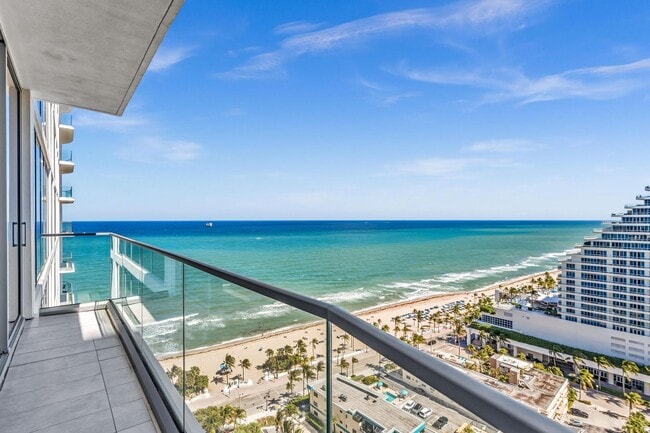 Foto del edificio - Stunning High-Rise Condo with Ocean Views | Prime Beach Location