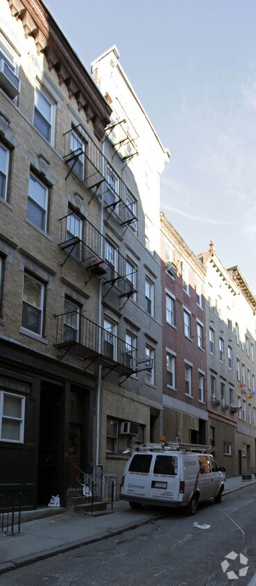 Building Photo - 152 Salem St