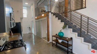 Building Photo - 4133 Redwood Ave