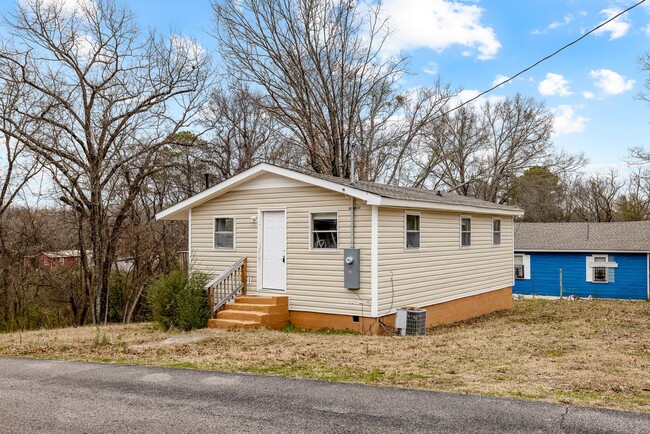 Building Photo - Newly Renovated 2 Bedroom 1 Bath Home Avai...