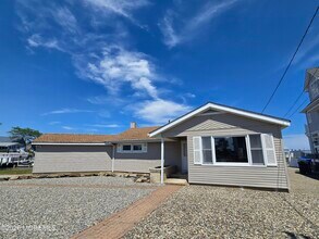 Building Photo - 106 E Granada Dr