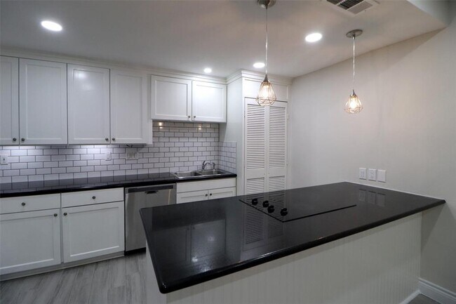 Foto del edificio - 5929 Queensloch Dr