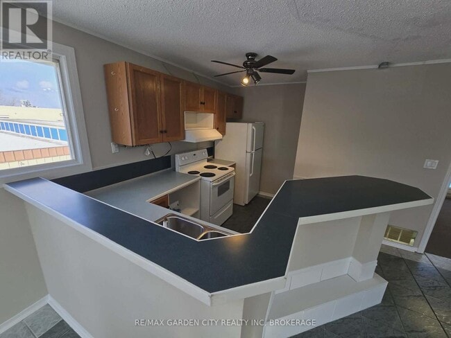 Photo du bâtiment - 215 Roberts Rd