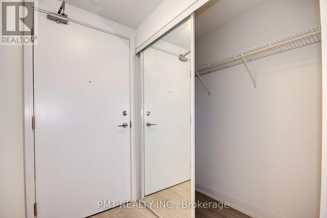 Photo du bâtiment - 181-1181 Dundas St E