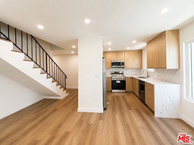 Foto del edificio - 2449 Beachwood Dr