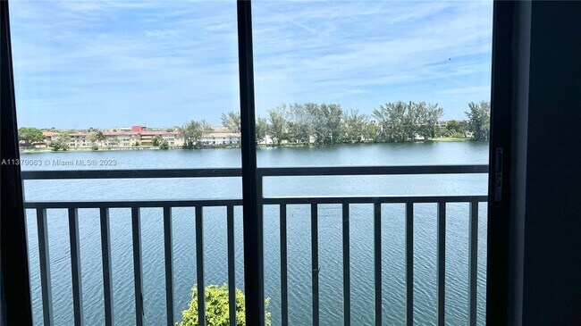 Foto del edificio - 9917 W Okeechobee Rd