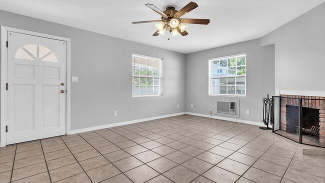 Building Photo - Unfurnished/Annual Rental 1br/ba/1 carport...