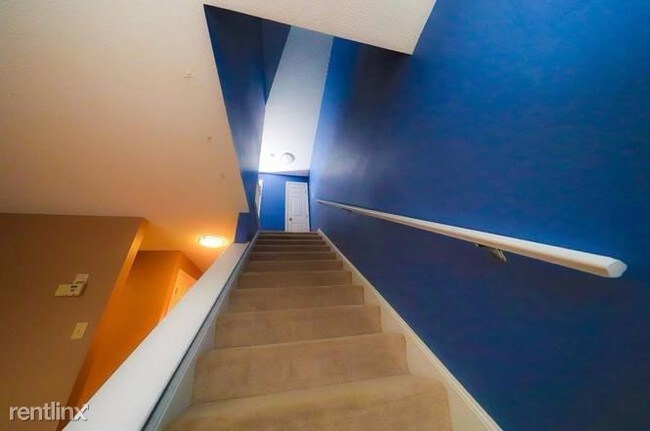 Building Photo - 2 br, 1.5 bath Townhome - 33 Madonna Circle