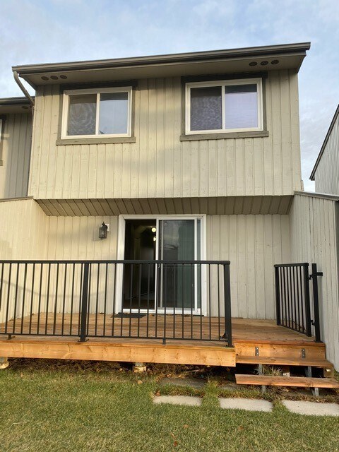 Photo du bâtiment - 3 Bed 1.5 Bath Unit in Calgary, AB