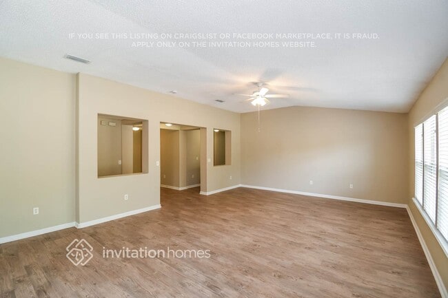 Foto del edificio - 11633 Brian Lakes Dr N