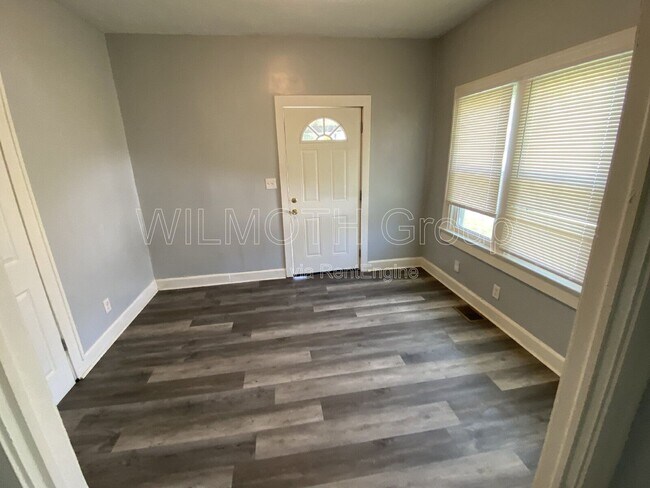 Building Photo - 15 N Riley Ave