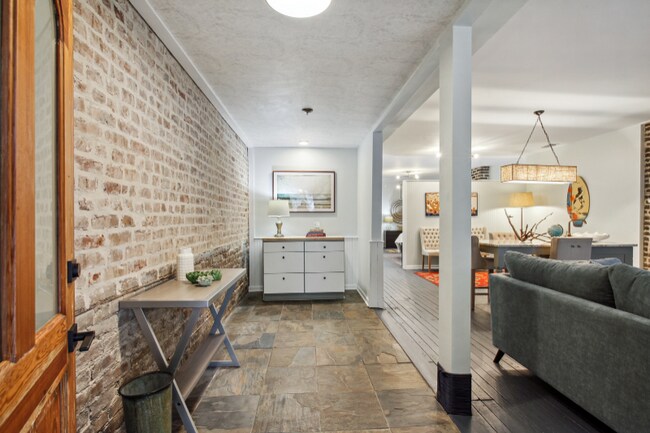Foto del edificio - 208 W Hall St