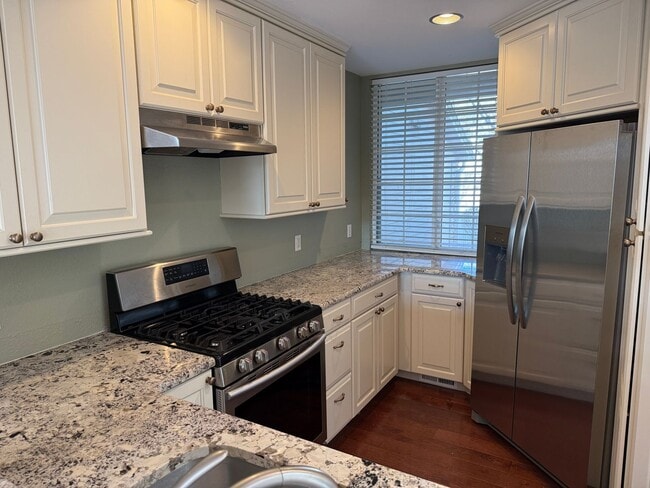 Building Photo - Newly updated 2 story townhome with single car garage in Littleton