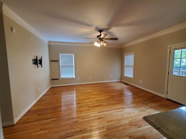 Photo - 799 Hill St SE House