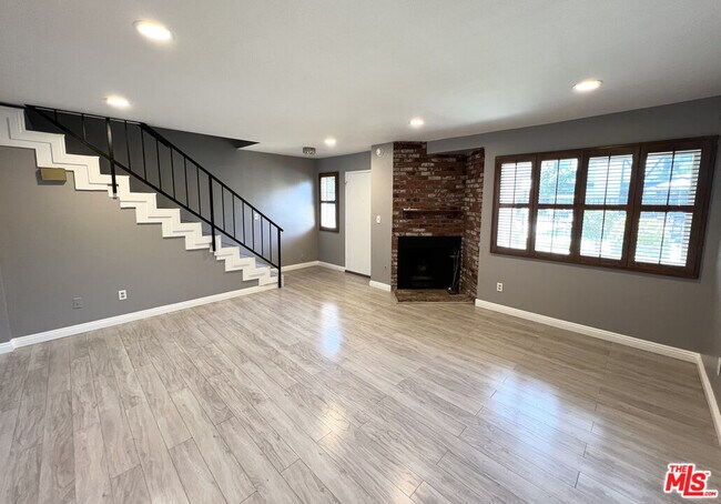 Foto del edificio - 19231 Sherman Way