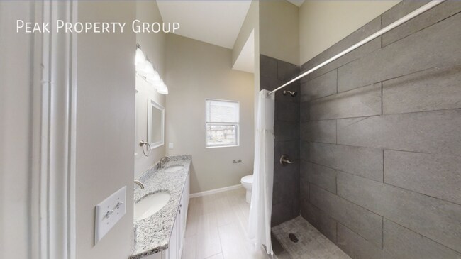 Building Photo - 1363 Summit St