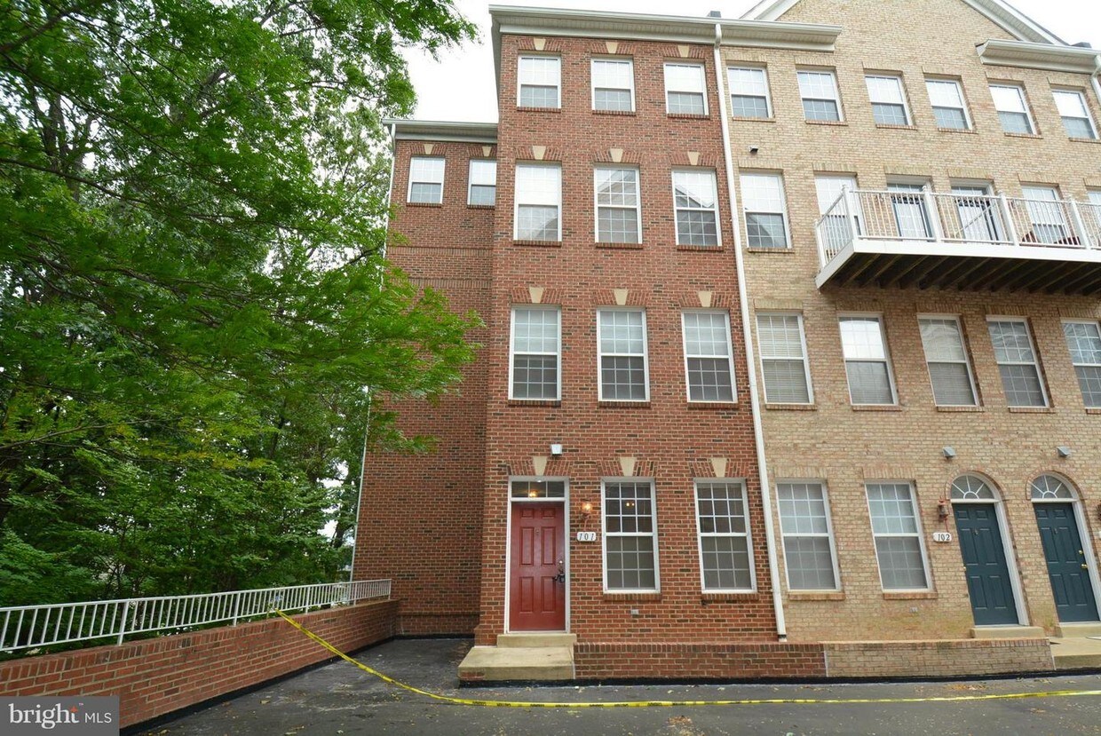 Primary Photo - 2665 Manhattan Pl