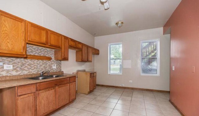 Building Photo - 6559 S Emerald Ave