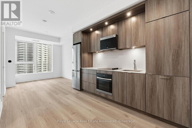 Photo du bâtiment - 60 Central Park Roadway