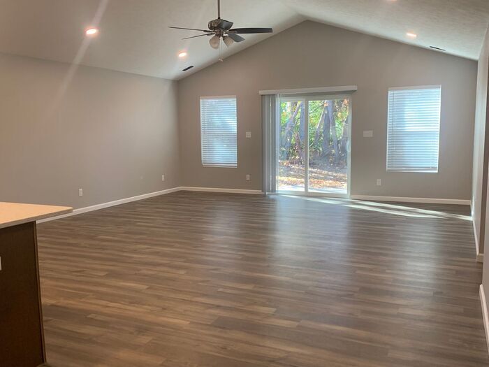 Foto del edificio - Charge up your new home! Pre-leasing for D...