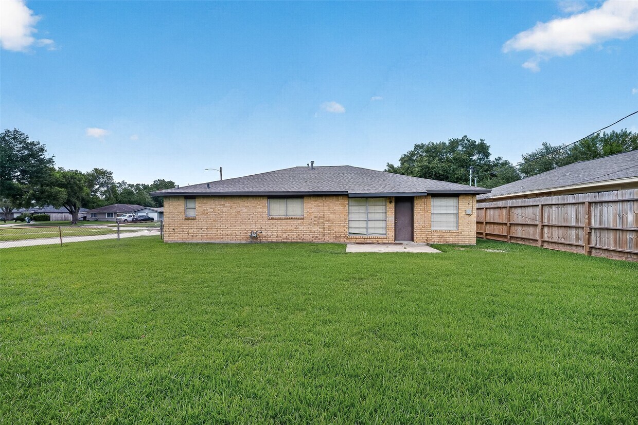 Building Photo - 3602 Cedarcrest Dr