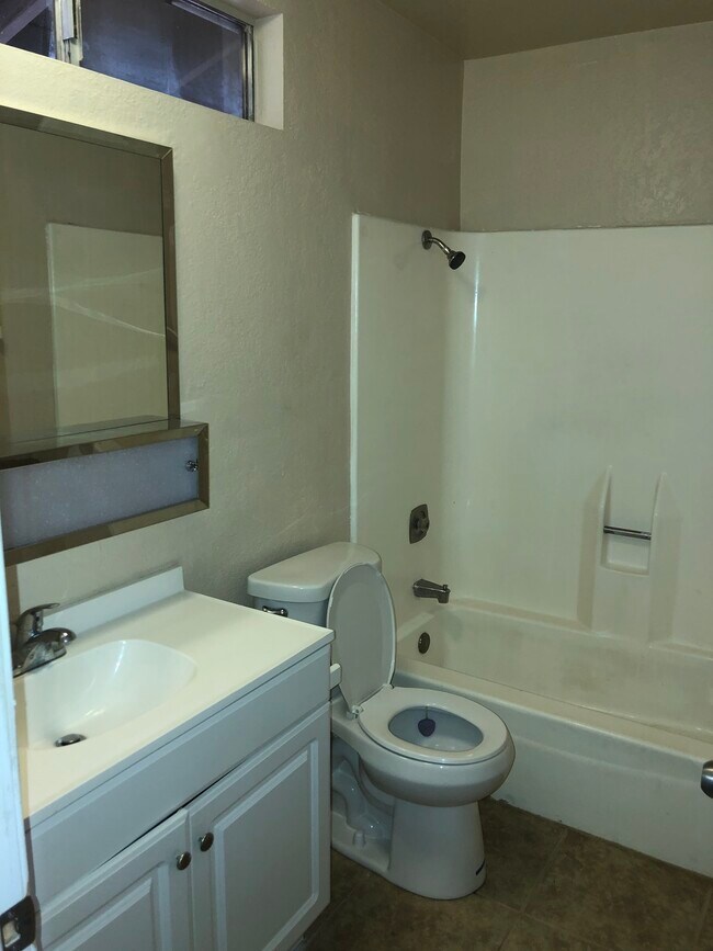 Building Photo - 23815 Hemlock Avenue, Unit 7