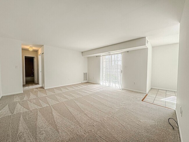 Building Photo - ***Coming Soon*** Sun-filled 1 Bed 1 Bath Condo In Scenic River Terrace - Water Included!