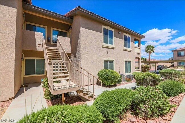 Building Photo - 2305 W Horizon Ridge Pkwy
