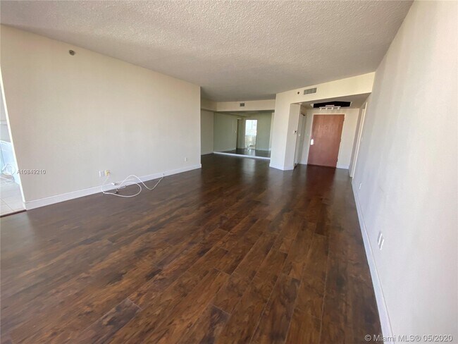 Foto del edificio - 2000 Island Blvd