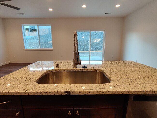 Foto del edificio - Contemporary Townhome with Open Floor Plan...