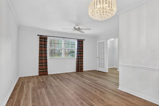 Building Photo - Spacious & Exciting Townhome style Condo