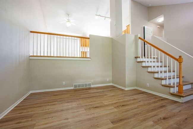 Building Photo - 3 Bedroom / 2 Bath Tri-Level Home Located ...