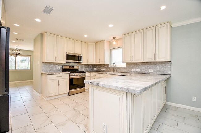 Foto del edificio - 15711 Pine Mountain Dr