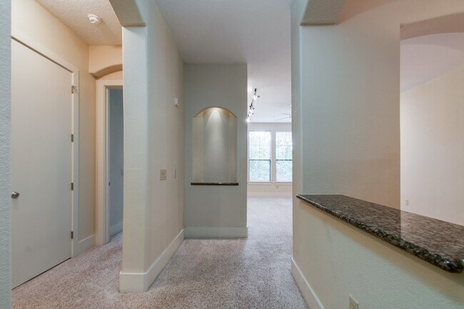 Building Photo - Green Hills/Belmont 2-Bed/2-Bath w/ Garage!