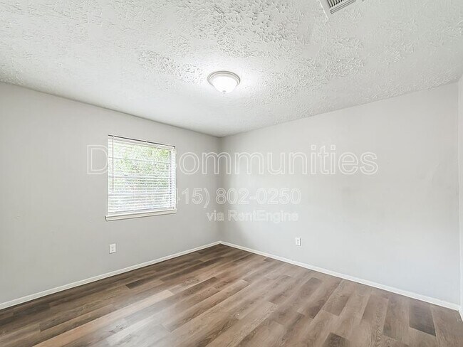Foto del edificio - 11823 Bee Ln