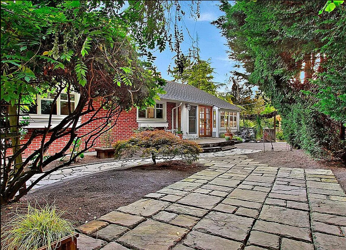 Primary Photo - Just In Time for Spring!! Rare Opening 3 B...