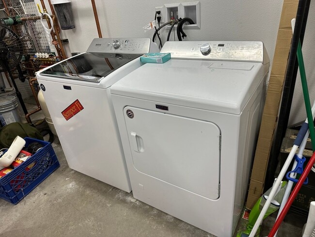 Building Photo - LONG TERM UNFURNISHED HOME