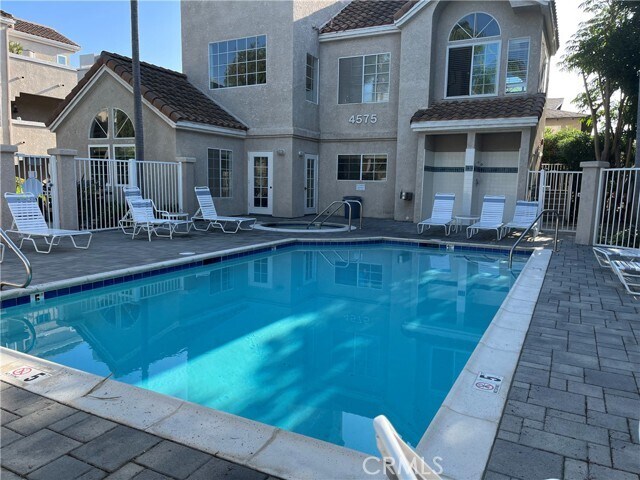 Foto principal - 4561 Warner Ave