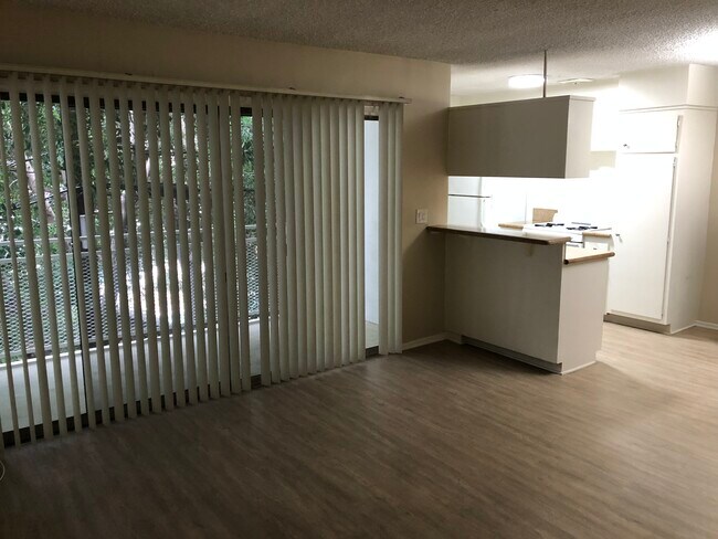 Building Photo - 501 N Rossmore Ave