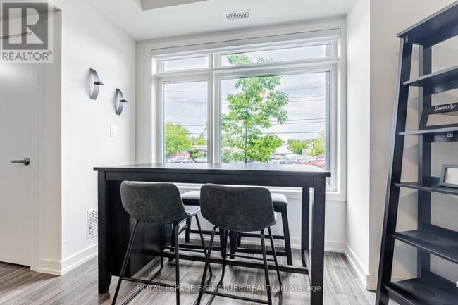 Photo du bâtiment - 370C-370C Red Maple Rd