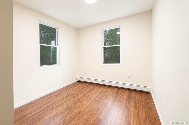 Foto del edificio - 557 Van Nest Ave