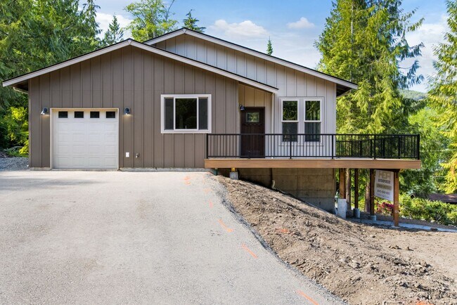 Building Photo - Beautiful 2 bedroom Home Over Looking Lake...