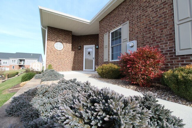 Foto del edificio - Beautiful duplex for rent- 106 Hollen Mill...