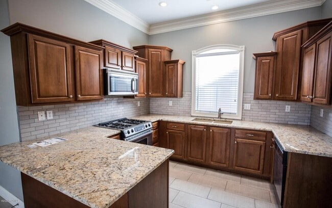 Building Photo - 1003 Southlake Cir