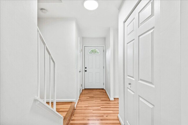 Foto del edificio - Charming 3-Level Townhome