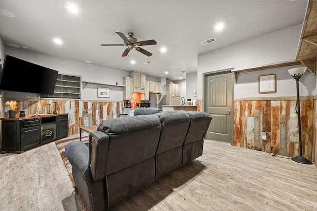 Foto del edificio - Fully Furnished Rental at Buffalo Springs Lake! All bills paid!