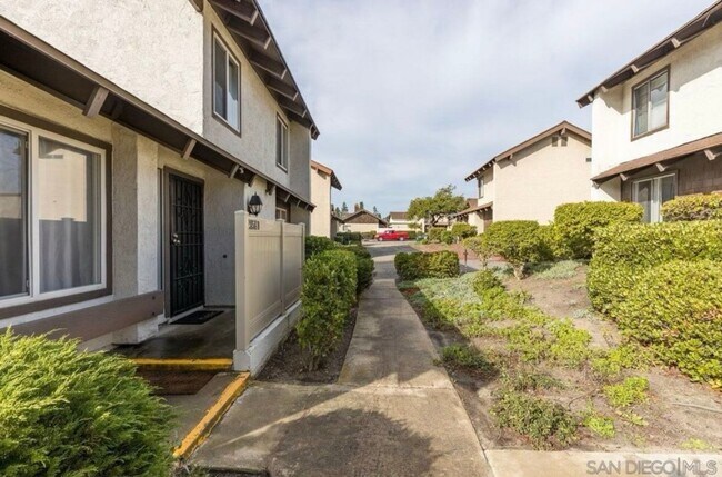 Foto del edificio - Beautifully Updated 3 Bedroom 2 Bath Townhome