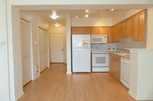 Building Photo - Ballard Studio Condo with Pool and Gym Onsite
