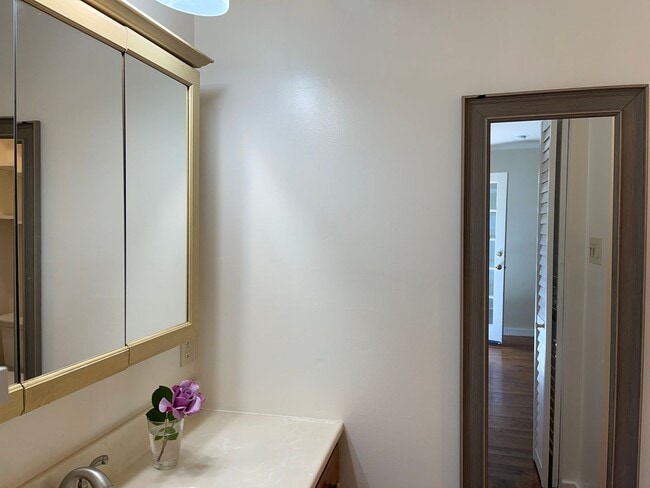 Building Photo - Quaint and cozy studio located near downto...